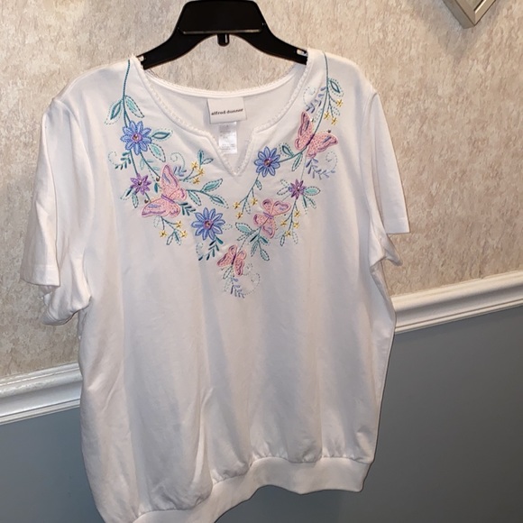Beautiful Alfred Dunner Blouse with Embroidered Neckline Size L - Picture 3 of 11